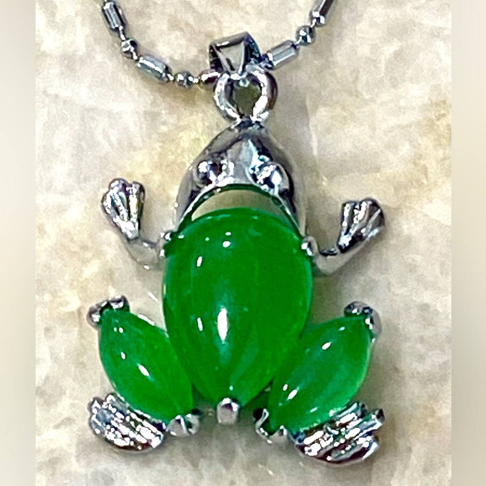 Silver chain .925 with green Jade frog pendant
